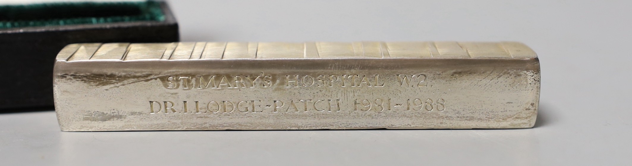 A cased modern silver rectangular presentation paper weight by Adrian Gerald Benney, London, 1987, 10cm, 251 grams, with engraved inscription, in Benney case.